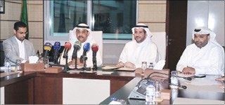 الشيخ عبدالله الاحمد وخالد السيف على هامش توقيع الاتفاقية 	زين العابدين علام﻿