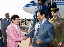 ممثل صاحب السمو الامير سمو رئيس الوزراء الشيخ جابر المبارك مصافحا د رشا الصباح﻿