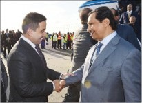  وسموه مصافحا الشيخ صباح ناصر المحمد﻿