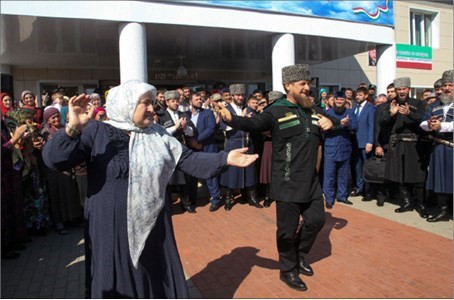 الرئيس الشيشياني رمضان قديروف يرقص مع والدته بعد ادلائه بصوته في بلدة تزينتوروي الشيشانيةاب ﻿