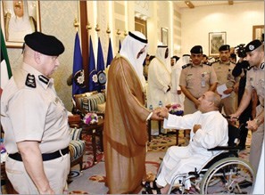احد المواطنين من ذوي الاحتياجات الخاصة مصافحا الخالد﻿