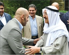 صاحب السمو الامير مصافحا احد الحضور﻿