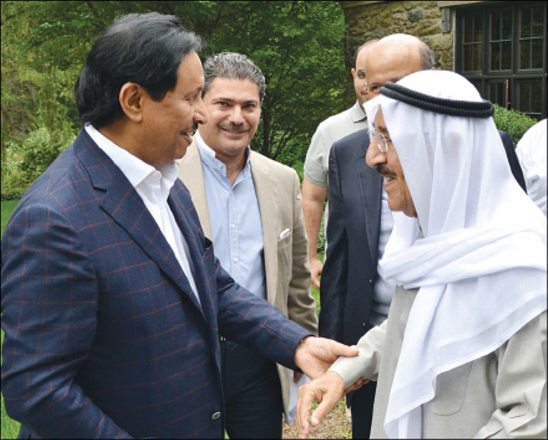 صاحب السمو الامير الشيخ صباح الاحمد مستقبلا سمو رئيس مجلس الوزراء الشيخ جابر المبارك ويبدو السفير احمد فهد الفهد والشيخ خالد العبدالله