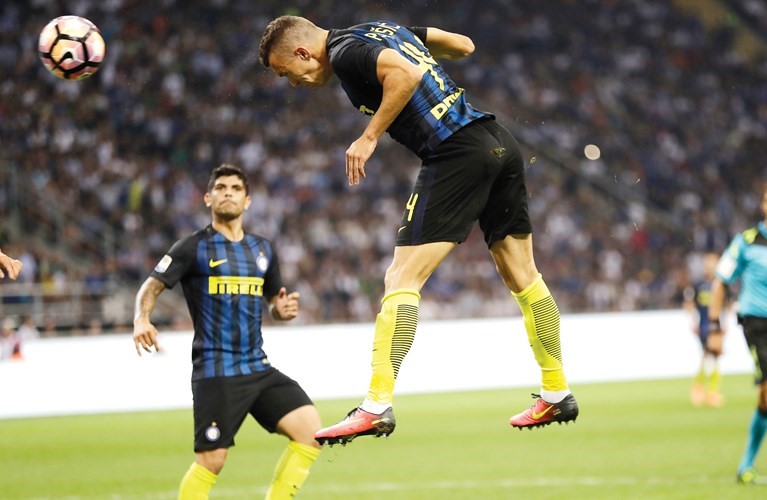 لاعب انترميلان ايفان بريسيتش لحظة تسجيله هدف الفوز في شباك حارس يوفنتوس جانلويجي بوفوناب ﻿