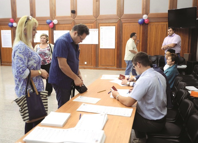 عدد من ابناء الجالية الروسية اثناء الادلاء باصواتهم﻿