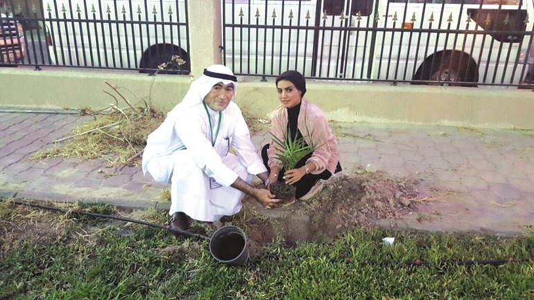 عادل دشتي خلال زراعة احدى فسائل النخيل﻿