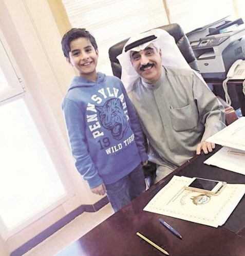 احمد مع خاله الوكيل المساعد لشؤون التلفزيون يوسف مصطفى﻿