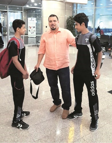 عبدالكريم الشحومي مع اللاعبين علي الشمري وبدر المغربي﻿