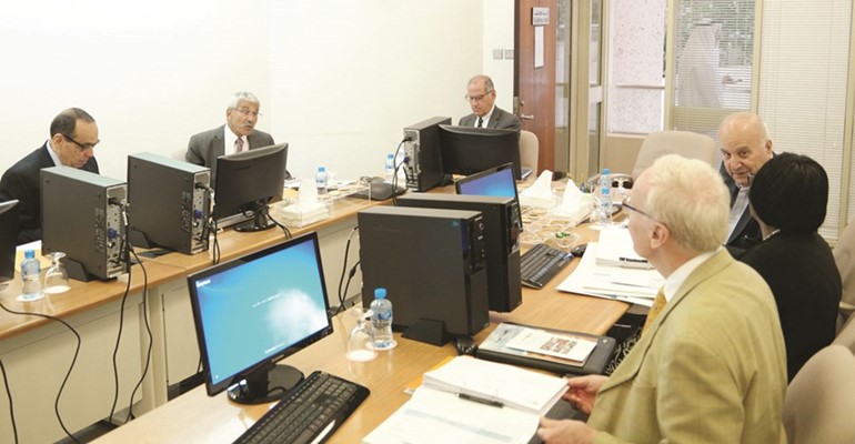 دعدنان شهاب الدين مع احدى اللجان﻿