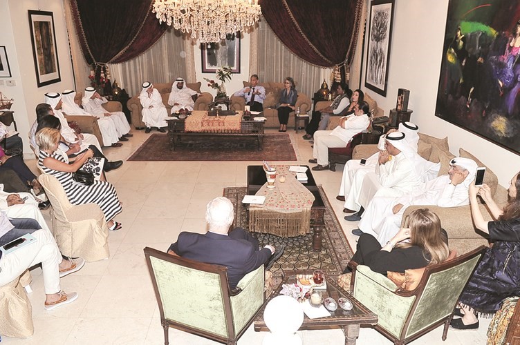 الروائي طالب الرفاعي متحدثا اثناء الملتقى	زين العابدين علام﻿