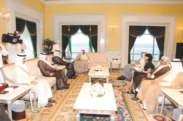 سمو نائب الامير وولي العهد الشيخ نواف الاحمد مستقبلا صاحب السمو الملكي الامير سلطان بن سلمان بن عبدالعزيز والشيخ مبارك صباح السالم وخالد بن سالم الغساني والشيخة هلا بنت محمد ال خليفة ومعلي اليوحة ودعبدالعزيز الفايز والشيخ ثامر الجابر﻿