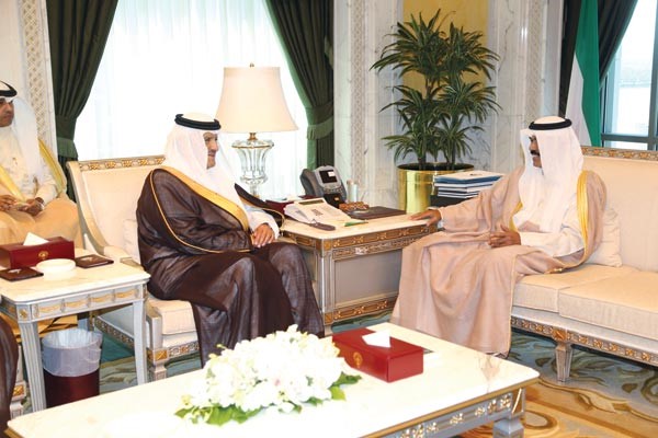 سمو نائب الامير وولي العهد الشيخ نواف الاحمد لدى استقباله صاحب السمو الملكي الامير سلطان بن سلمان