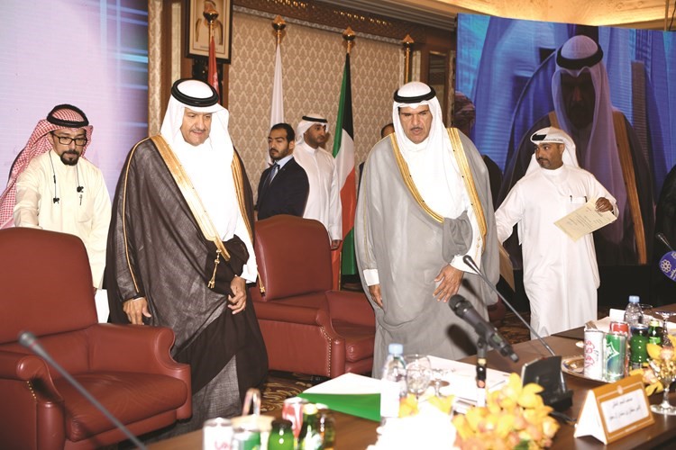وزير الاعلام ووزير الدولة لشؤون الشباب الشيخ سلمان الحمود مستقبلا صاحب السمو الملكي الامير سلطان بن سلمان ال سعود ﻿