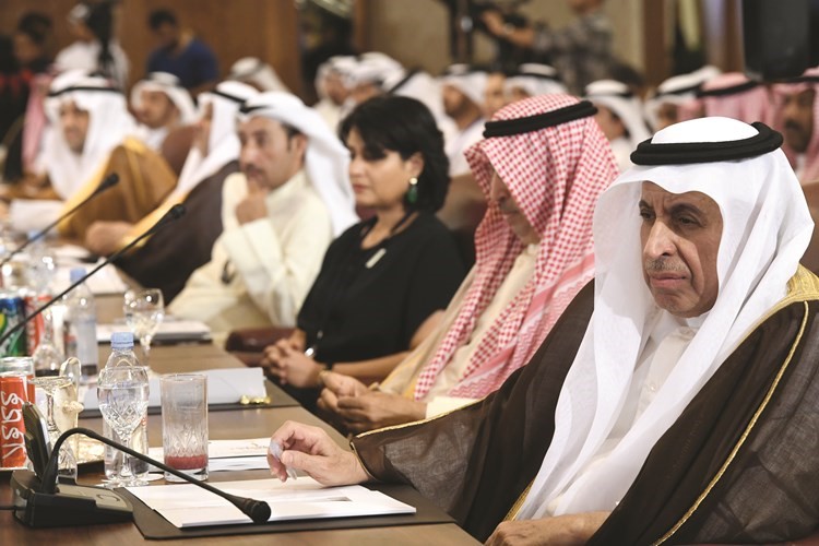 السفير د عبدالعزيز الفايز متابعا المؤتمر﻿