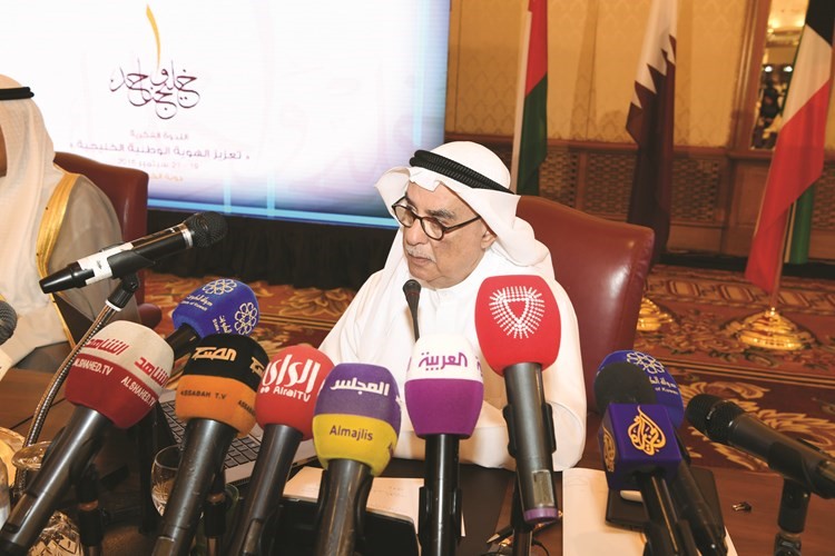 د محمد الرميحي خلال الجلسة﻿