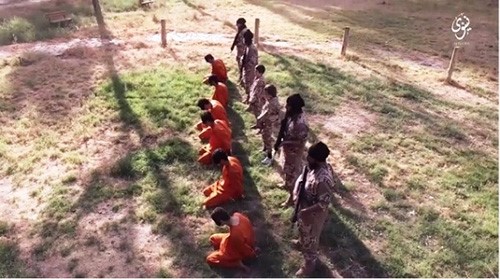 شاهد.. طفلان اوروبيان من "الدواعش" يعدمان 6 عراقيين رمياً بالرصاص داخل قفص