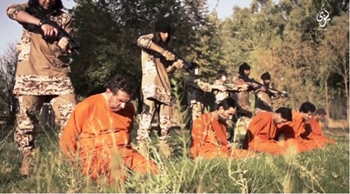 شاهد.. طفلان اوروبيان من "الدواعش" يعدمان 6 عراقيين رمياً بالرصاص داخل قفص