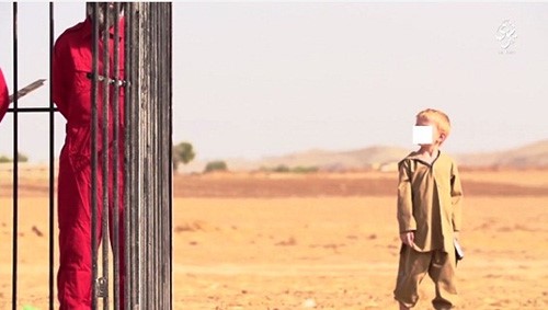 شاهد.. طفلان اوروبيان من "الدواعش" يعدمان 6 عراقيين رمياً بالرصاص داخل قفص