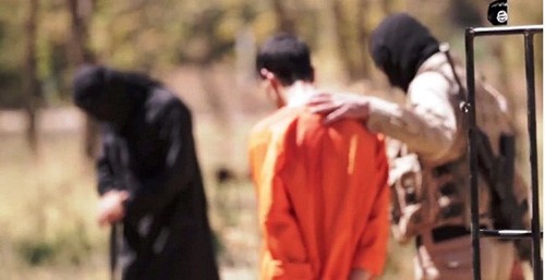 شاهد.. طفلان اوروبيان من "الدواعش" يعدمان 6 عراقيين رمياً بالرصاص داخل قفص