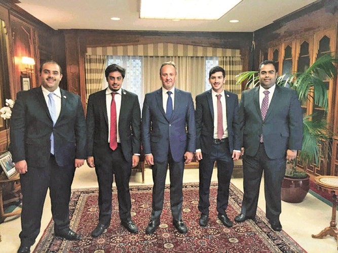 الشيخ سالم العبدالله مستقبلا وفد اتحاد الطلبة الدارسين في الولايات المتحدة ﻿