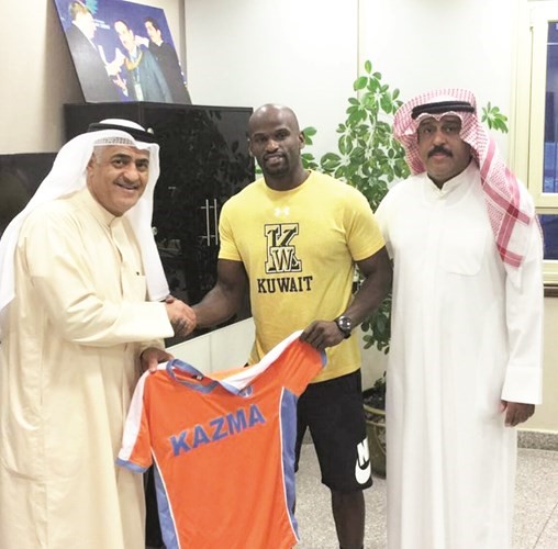 طلال الياقوت مع يوسف بوسكندر وعمر الملا عقب التوقيع ﻿