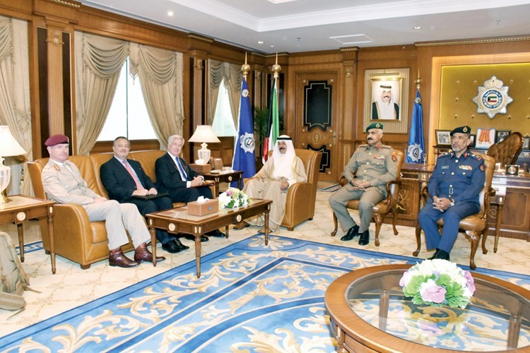 الشيخ محمد الخالد مستقبلا وزير الدفاع البريطاني بحضور قيادات عسكرية من البلدين﻿
