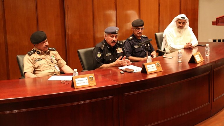 اللواء محمود الدوسري متحدثا ويبدو اللواءان ابراهيم الطراح وجمال الصايغ وفيصل الصادق﻿