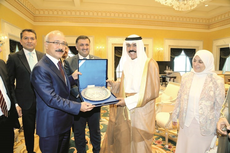 سمو نائب الامير وولي العهد الشيخ نواف الاحمد خلال استقباله الوزيرة هند الصبيح وممثل رئيس الوزراء التركي﻿