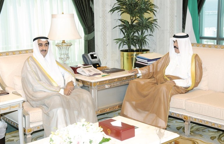 سمو نائب الامير وولي العهد الشيخ نواف الاحمد خلال لقائه وزير التجارة والصناعة ديوسف العلي﻿