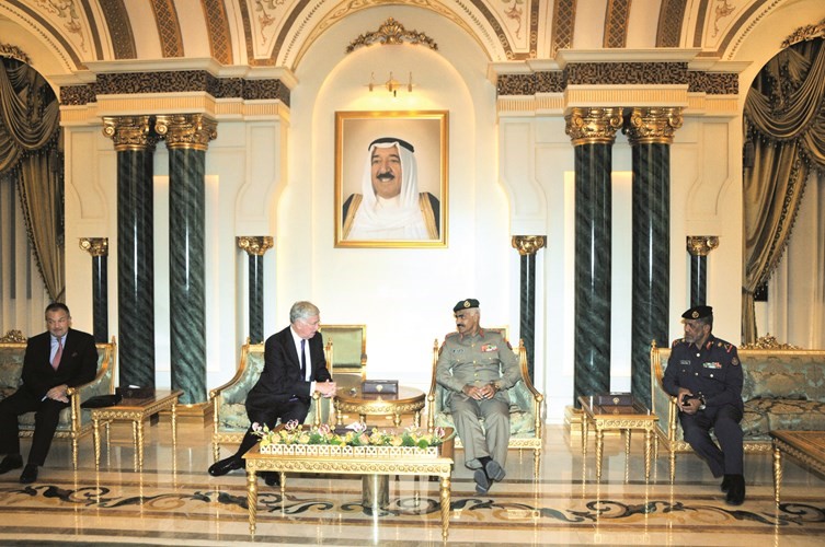 رئيس الاركان العامة الفريق محمد الخضر مستقبلا وزير الدفاع البريطاني بحضور اللواء احمد العميري والسفير ماثيو لودج﻿
