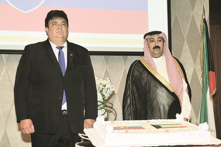 السفير وليد الخبيزي وسفير سلوفاكيا بافول سفتيك خلال الاحتفالزين العابدين علام﻿