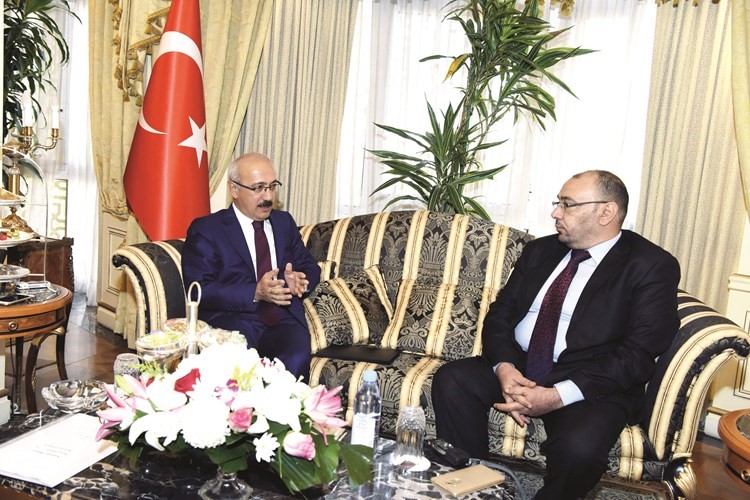 وزير التنمية التركي لطفي الوان متحدثا الى الزميل اسامة ديابريليش كومار﻿