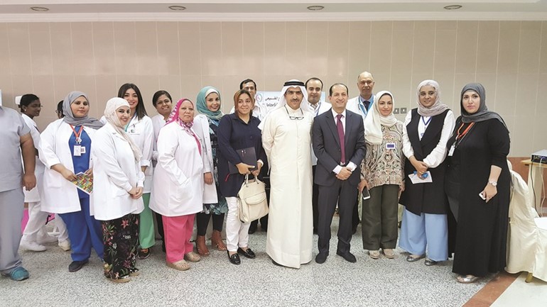 د نادر العوضي مع عدد من المشاركين في احتفال مستشفى مبارك باليوم العالمي للعلاج الطبيعي﻿