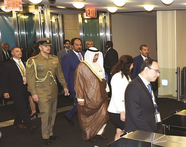 ممثل صاحب السمو سمو رئيس مجلس الوزراء الشيخ جابر المبارك لدى توجهه الى مقر الاجتماع ﻿