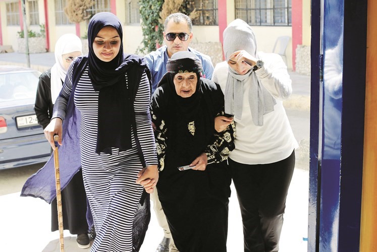 اردنية تساعد جدتها للادلاء بصوتها امس 	رويترز﻿