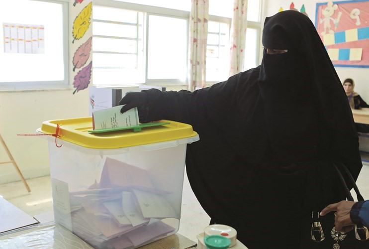اردنية تدلي بصوتها في مركز للاقتراع في عمان امس 	اپ﻿