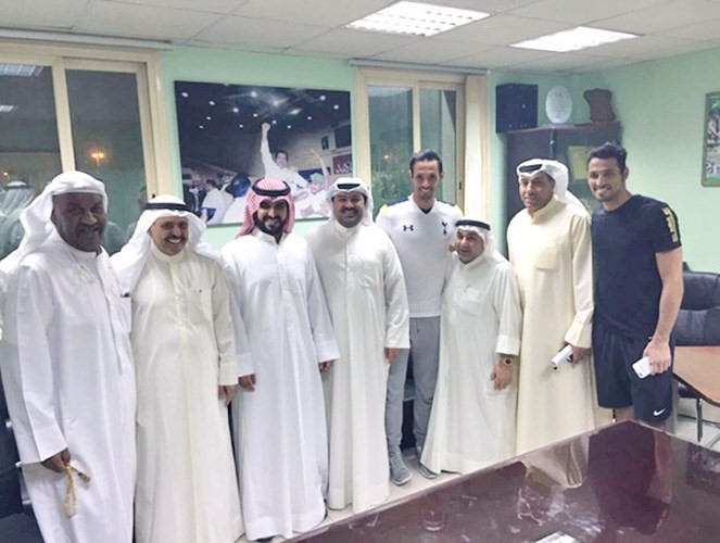 الشيخ تركي اليوسف مع عبدالعزيز عاشور واعضاء مجلس ادارة العربي وفهد وخالد الرشيدي وعدد من الحضور﻿