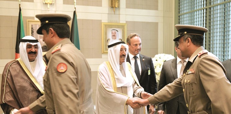 صاحب السمو الامير الشيخ صباح الاحمد والشيخ مشعل الاحمد يصافحان الضباط الكويتيين﻿