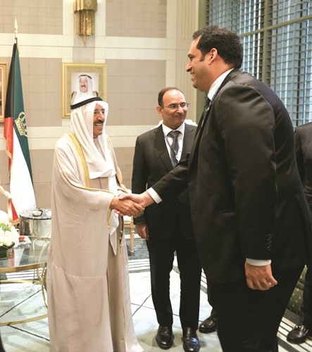  وسموه مصافحا ضيوف المادبة﻿