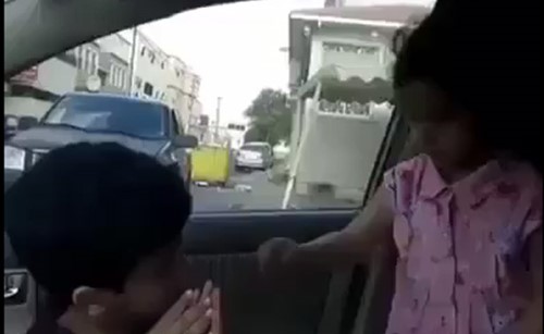 بالفيديو.. رد فعل خليجي على تعدي ابنته بالضرب على شقيقها