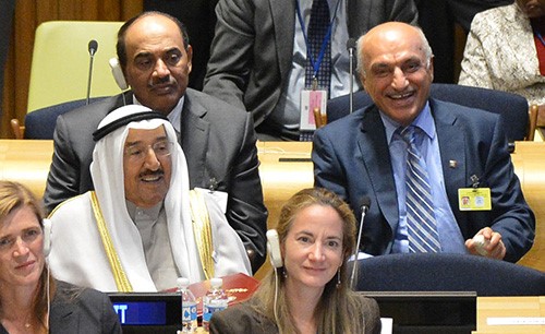 صاحب السمو الامير الشيخ صباح الاحمد خلال ترؤسه وفد الكويت فيقمة القادة لمناقشة اوضاع اللاجئين ﻿﻿ويبدو الشيخ صباح الخالد والمستشار محمد ابو الحسن﻿