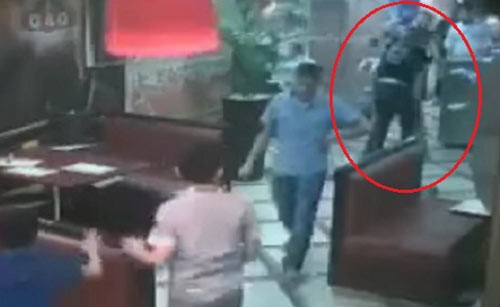 بالفيديو.. مصري يضرب زوجته بأحد المطاعم فترد له الصاع صاعين بالضربة القاضية