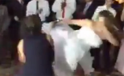 هذا ما فعله عريس تلبيةً لأذواق المدعوين الى حفل زفافه.. فوقعت الكارثة!
