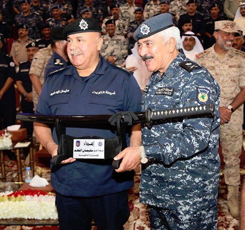 الفريق سليمان الفهد يتسلم درع تذكاري من اللواء محمود الدوسري