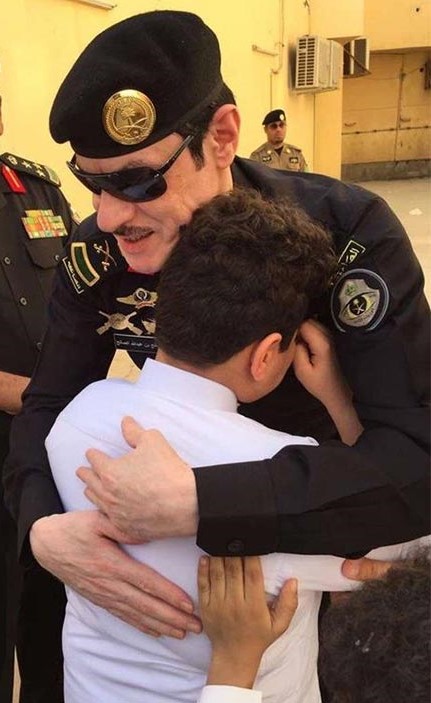 صورة مؤثرة لابن شهيد سعودي.. يبكي في حضن ضابط ويقول: أنت والدي