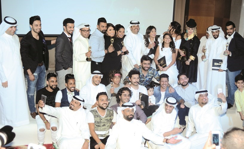 لقطة جماعية للفائزين بجوائز الدورة ٤ لمهرجان المسرحيون في العيد يتوسطهم الشيخ دعيج الخليفة﻿