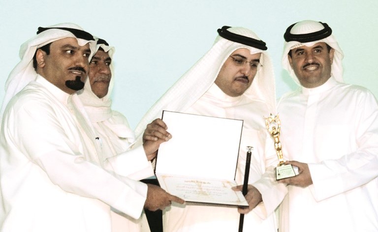 بندر السعيد متسلما جائزة البيدار افضل مسرحية للكبار﻿