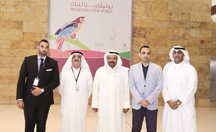 من اليمين سعد الشمري والزميل طارق عرابي وجمال الجيماز وعبدالله يعقوب وامير وليام﻿