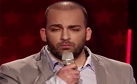 بالفيديو.. لبناني يسخر من لجنة التحكيم في برنامج مواهب ألماني ويذهلهم بغنائه.. شاهدوا ماذا فعل؟