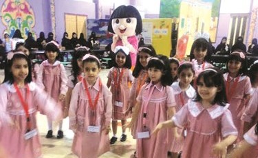 تلميذات الصف الاول في بداية عامهن الجديد﻿